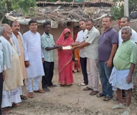 बस दुर्घटनामा ज्यान गुमाएका परिवारलाई परोहा नगरपालिकाद्वारा राहत प्रदान