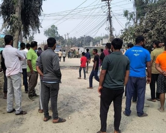 सडक निर्माणको माग गर्दै सडक बन्द