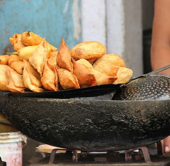 समोसामा कीरा भेटिएपछि २० हजार जरिवाना