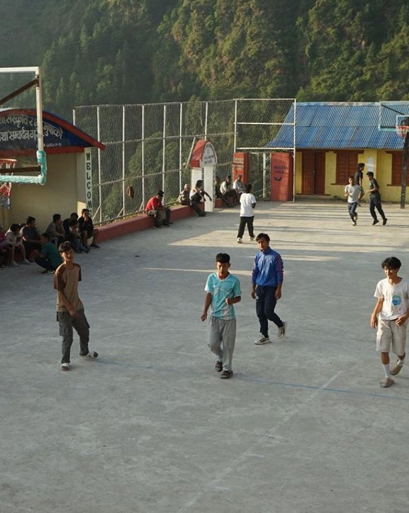 सहयोग र श्रमदान जुटाएर खेलमैदान निर्माण