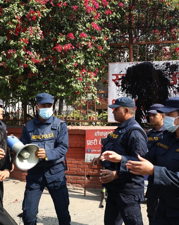 सर्वोच्च अदालतको बोर्डमा कालो रंग छ्यापेपछि बिनु यादव पक्राउ