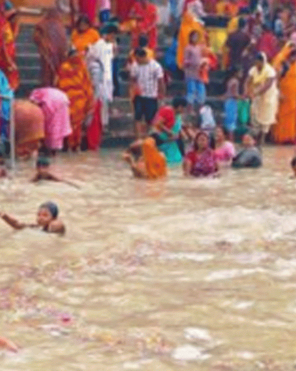 दूधमतीमा भव्य शाही स्नान, साँझ सवा लाख दीप जलाइने