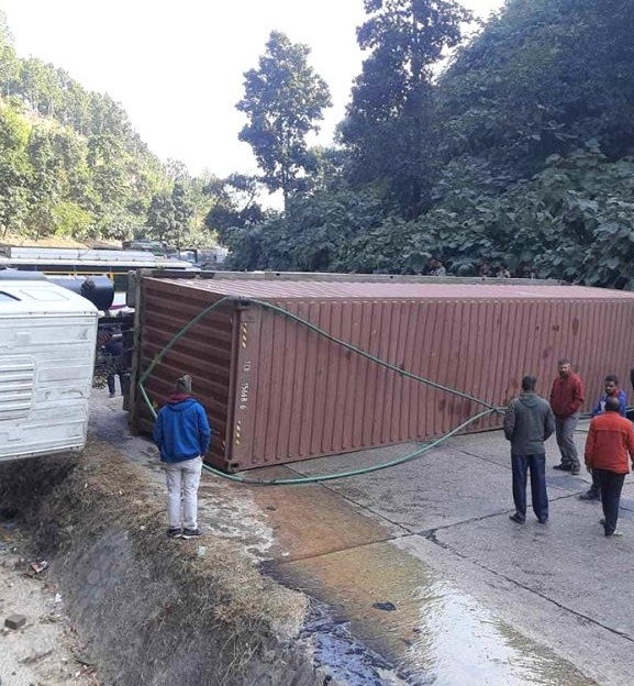 कन्टेनर पल्टिँदा पूर्वपश्चिम राजमार्ग अवरुद्ध