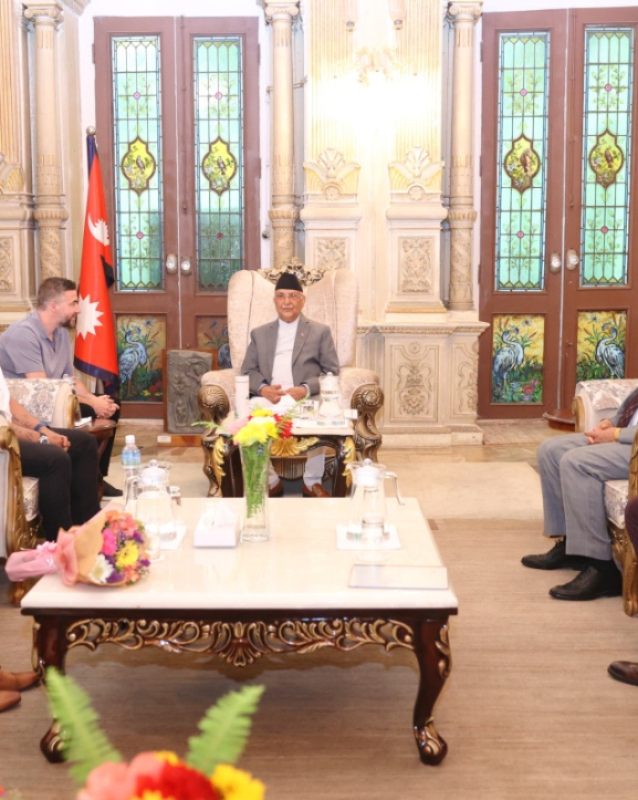 प्रधानमन्त्रीसँग फुटबल खेलाडी कार्लोसको भेटघाट