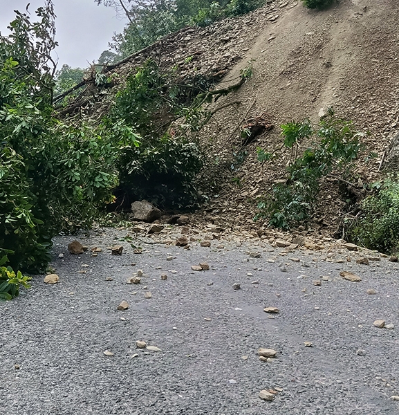 मेची राजमार्गमा पुनः पहिरो, सडक अवरुद्ध