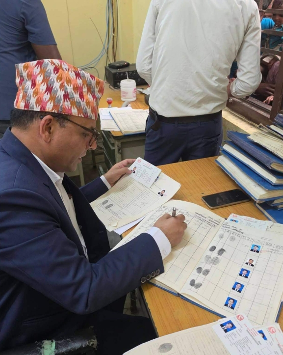 प्रजिअ भुसाल स्वयं नागरिकता फाँटमा, सेवाग्राहीको भिड व्यवस्थापनमा सक्रिय