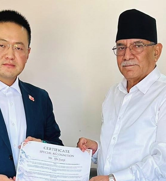 सगरमाथा र ल्होत्सेको सफल आरोहण गर्ने चिनियाँ आरोहीलाई प्रचण्डको सम्मान