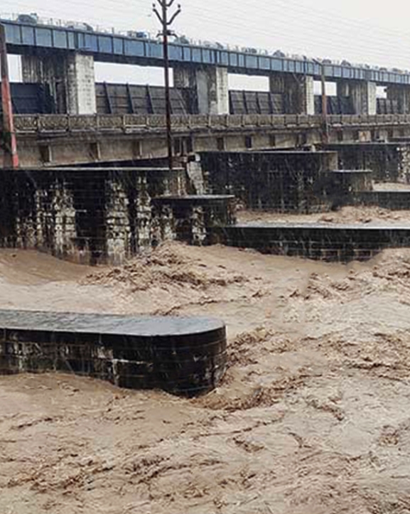 नारायणीको बाढी खतराको तह नजिक, गण्डक ब्यारेजका सबै ढोका खुला