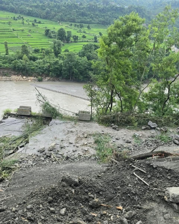 पृथ्वी राजमार्ग अवरुद्ध : पर्यटक बस सञ्चालनमा समस्या