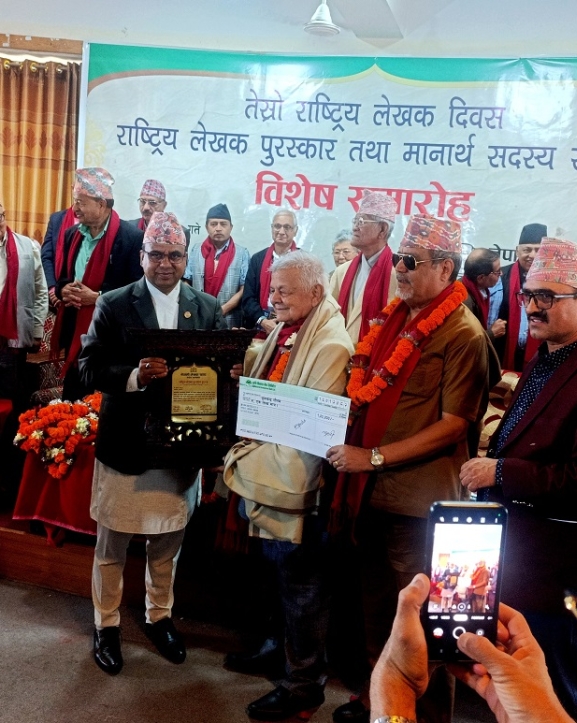 आख्यानकार ध्रुवचन्द्र गौतमलाई ‘राष्ट्रिय लेखक पुरस्कार’ प्रदान