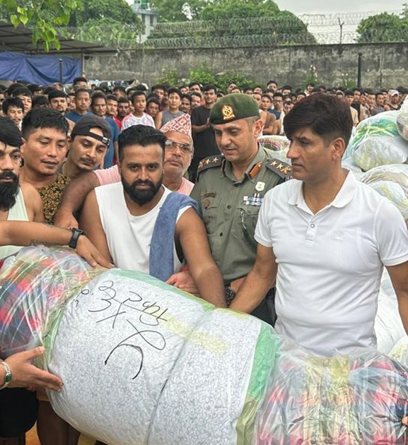 भोटेकोशी बाढी प्रभावितलाई कारागारका कैदी बन्दीद्वारा सहयोग