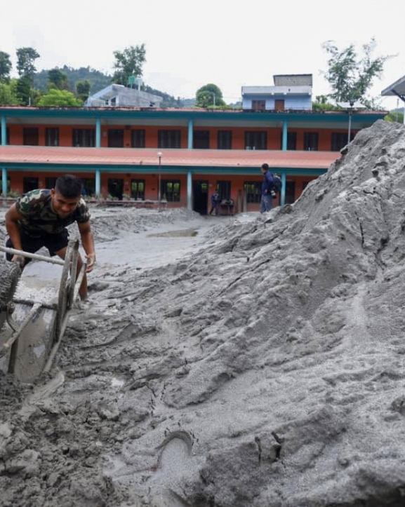 भोटेकोशी बाढी : १८ विद्यालयमा क्षति