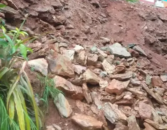 अविरल वर्षाले बेथानचोकमा दुई घर र गोठमा क्षति