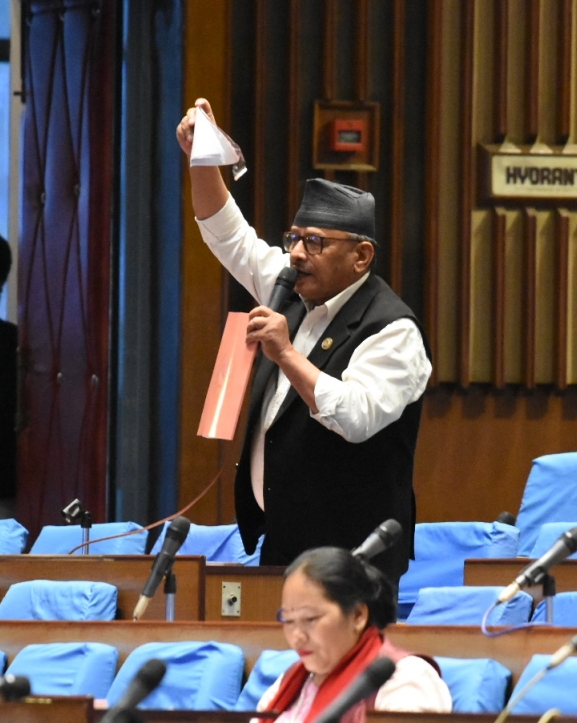 सांसद थापाले संसदमा च्याते बजेट पुस्तिका