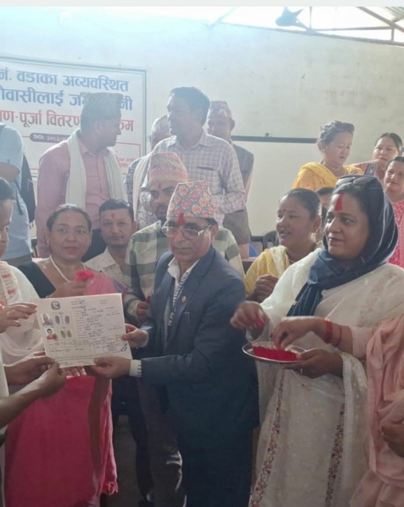 कोहलपुरका अव्यवस्थित बसोवासीलाई जग्गाधनी पुर्जा वितरण