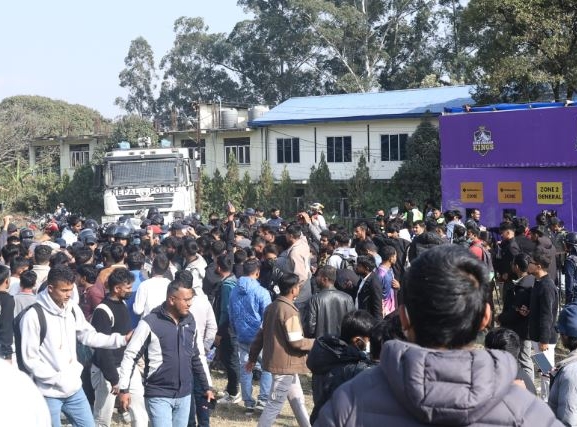 टिकट काटेर पनि खेल हेर्न नपाएपछि मैदान बाहिर नाराबाजी, भिड नियन्त्रण गर्न प्रहरी परिचालन (फोटोफिचर)