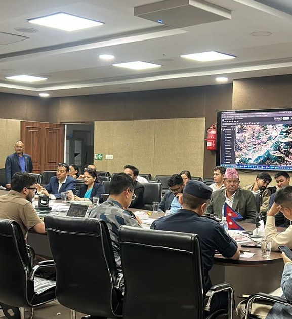 कुर्सीमा बसेर नेतृत्व गर्ने पुरानो शैलीबाट बाहिर निस्किनुपर्छ : गृहमन्त्री गुरुङ