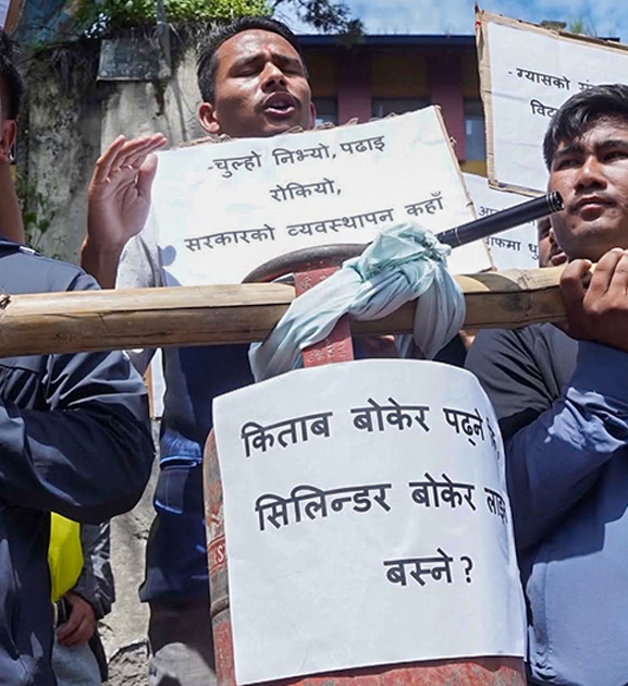 खाना पकाउने ग्यास अभावप्रति खाली सिलिन्डरसहित नेविसंघको विरोध प्रदर्शन