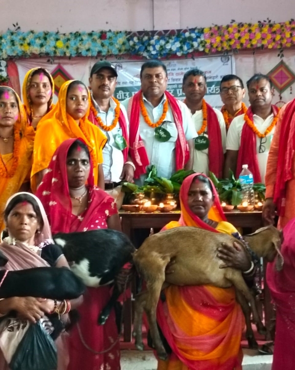 स्वावलम्बी समूहका सदस्यहरूलाई बिउ पाठी उपहार