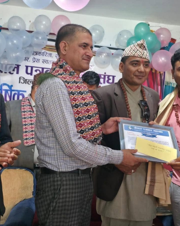 जयपृथ्वी पिठातोली र नरेश स्मृति सिंहलाई प्रदान
