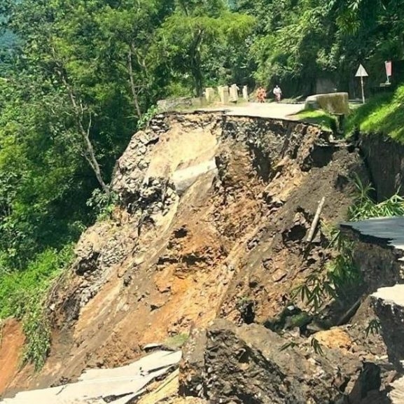 कृष्णभीरमा सडक भासिएपछि वैकल्पिक रुटबाट सवारी सञ्चालन
