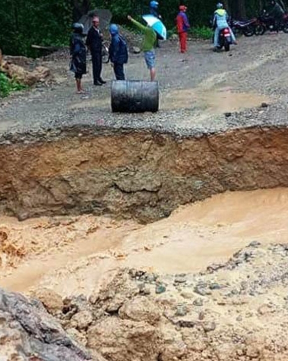 दुम्किवासमा ‘डाइभर्सन’ बग्दा पूर्वपश्चिम राजमार्ग अवरुद्ध
