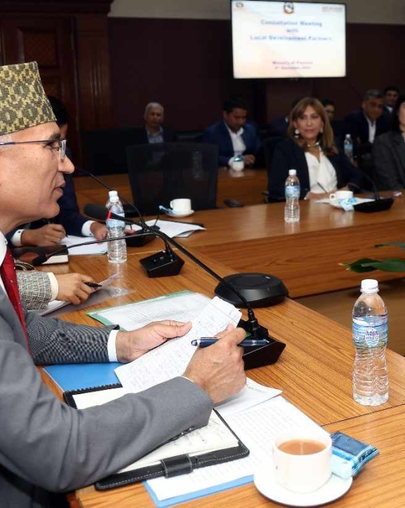 सरकार आर्थिक विकासमा केन्द्रित : अर्थमन्त्री पौडेल