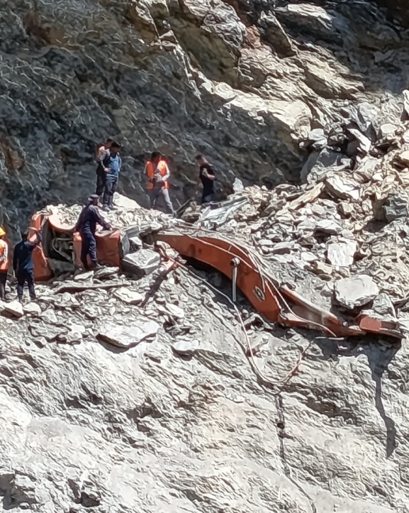 सडक खन्ने क्रममा पहिरोमा पुरिएर एक्साभेटर चालकको मृत्यु