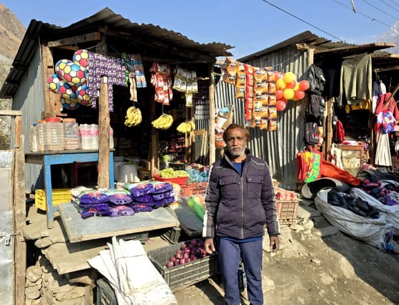 डोल्पामा नगर प्रहरीद्वारा व्यापारीमाथि मुक्का प्रहार