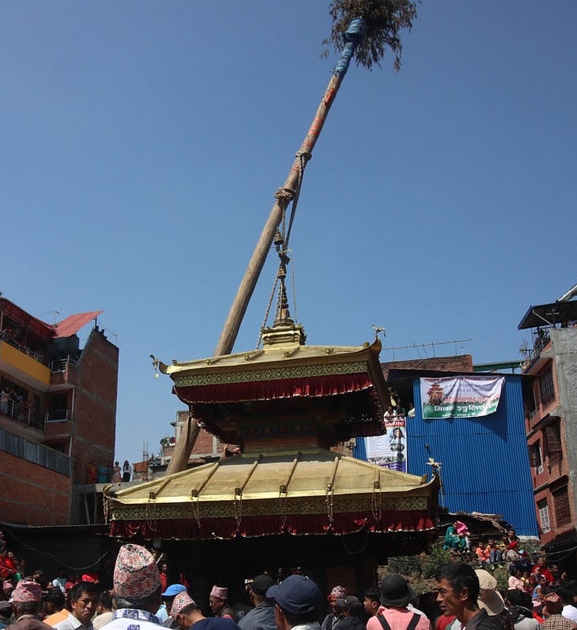 बिस्केट जात्राको अन्तिम दिन: भक्तपुर र बोडेमा लिंगो ढालियो