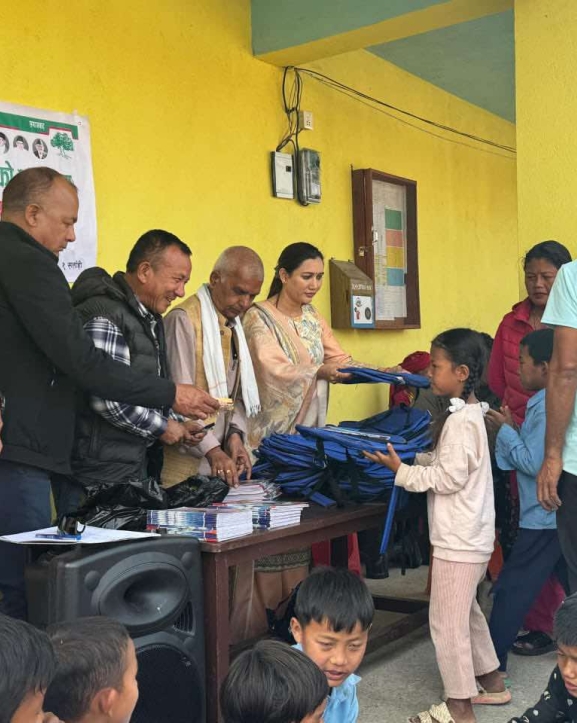 जनता आधारभूत विद्यालयका विद्यार्थीलाई स्टेशनरी तथा झोला वितरण