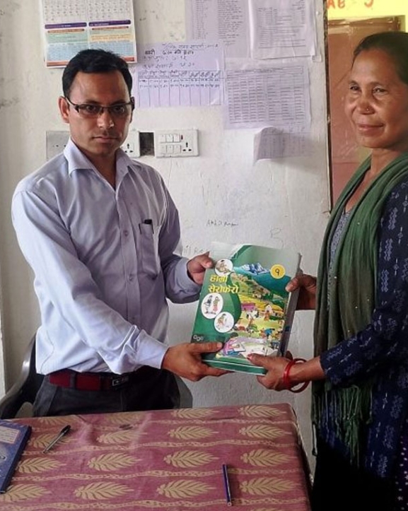 ५२ वर्षको उमेरमा विद्यालय भर्ना भएर कक्षा १ मा पढ्दै वडासदस्य डल्लीदेवी