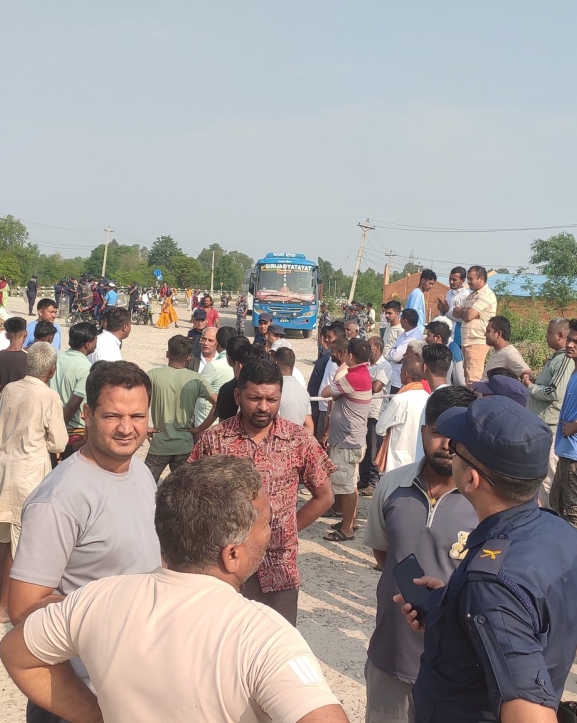 पुल निर्माणका लागि दबाब दिन चक्काजाम