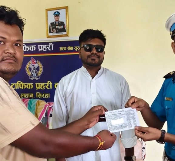 मोटरसाइकलमा स्टन्ट गरेको भिडियो भाइरल भएपछि सांसद बब्लु गुप्तालाई ५ सय रुपैयाँ जरिवाना