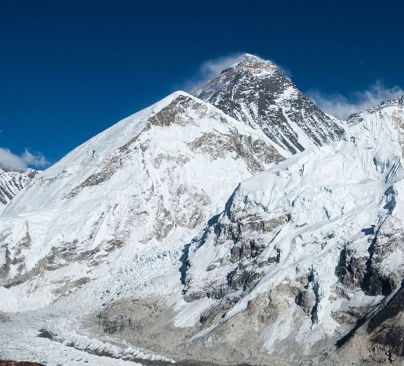 हिउँको ढिस्कोले रोक्यो सगरमाथा आरोहण, ४१० आरोही बेसक्याम्पमै रोकिए