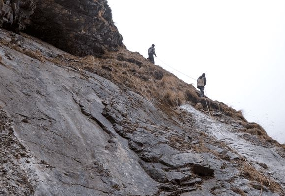 पदमार्ग नहुँदा डोरीमा झुन्डिएर यात्रा गर्नुपर्ने बाध्यता