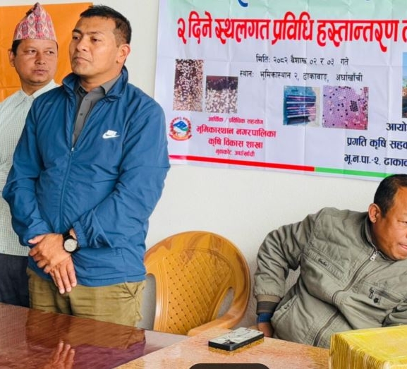 अर्घाखाँची ढाकावाङका कृषकलाई मौरीसहित सामग्री वितरण