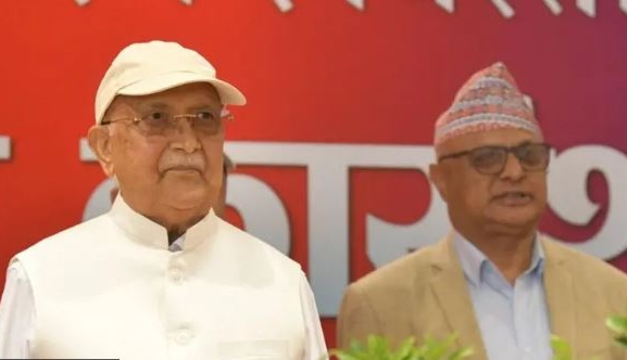 ओलीले कोशीका मुख्यमन्त्री कार्कीसहितका नेताहरूसँग छलफल गर्दै 