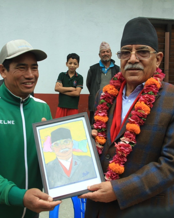 प्रचण्डलाई तस्बिर उपहार