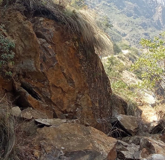 सुख्खा पहिरोले सडक अवरुद्ध