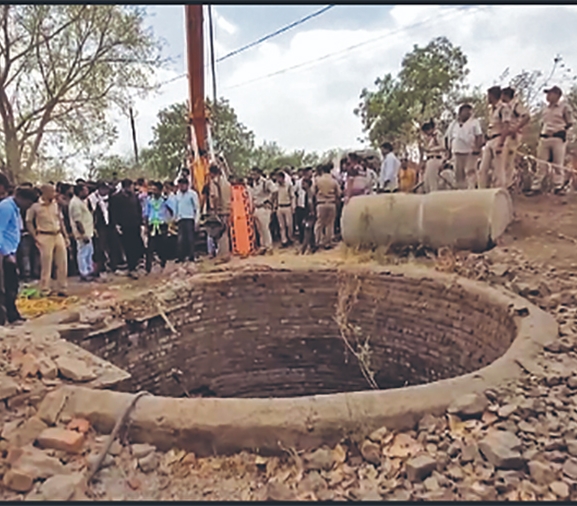 भारत मध्यप्रदेशमा इनारमा गाडी खस्दा १२ जनाको मृत्यु