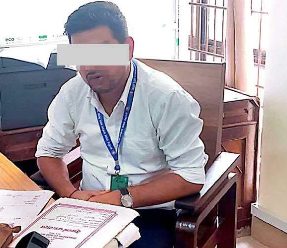 कर अधिकृत पाल घुस रकमसहित रंगेहात पक्राउ