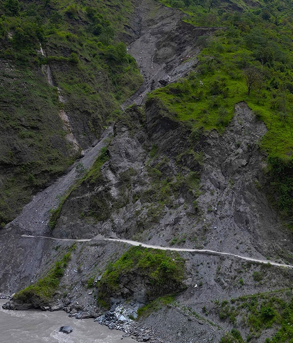 बाढीपहिराले सात जिल्लाका प्रमुख सडक अवरुद्ध