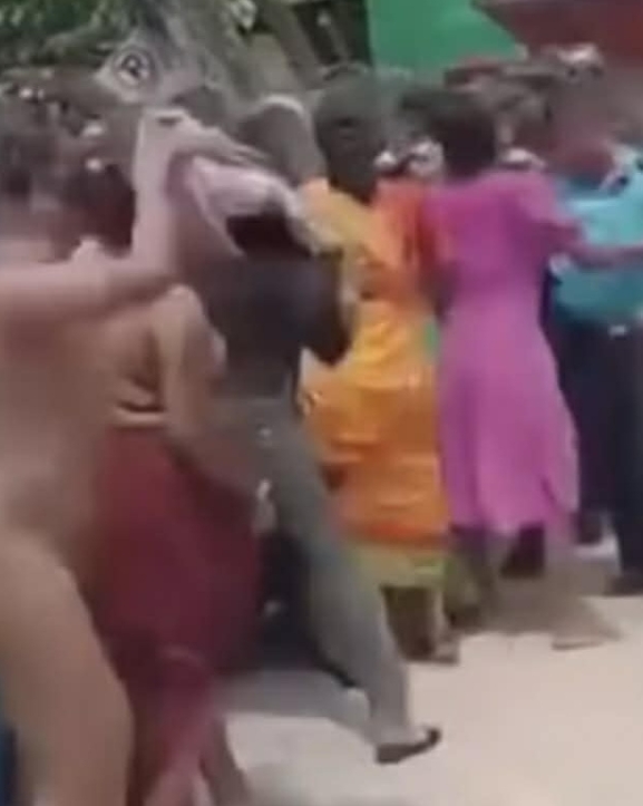 बारामा तेस्रोलिङ्गीको रिहाइ माग्दै अर्धनग्न प्रदर्शन