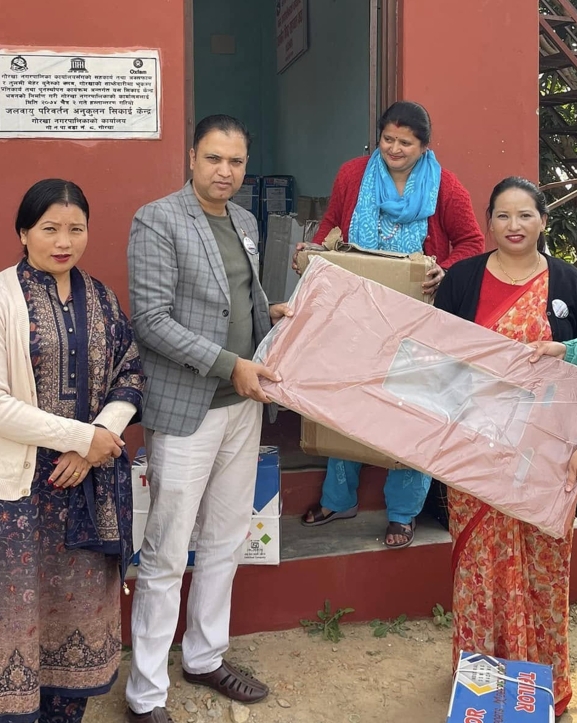 विपन्न महिलालाई अनुदानमा सिलाइ मेसिन वितरण
