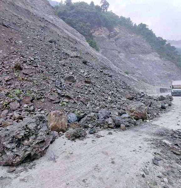 गुडिरहेको माइक्रोबसमा ढुंगा खस्दा दुई जना घाइते