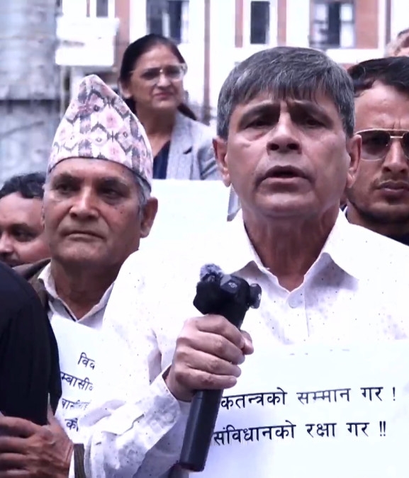 प्रधानमन्त्रीलाई घनश्याम भुसालको चेतावनी- ओलीको जस्तै नियति भोग्नु नपरोस्