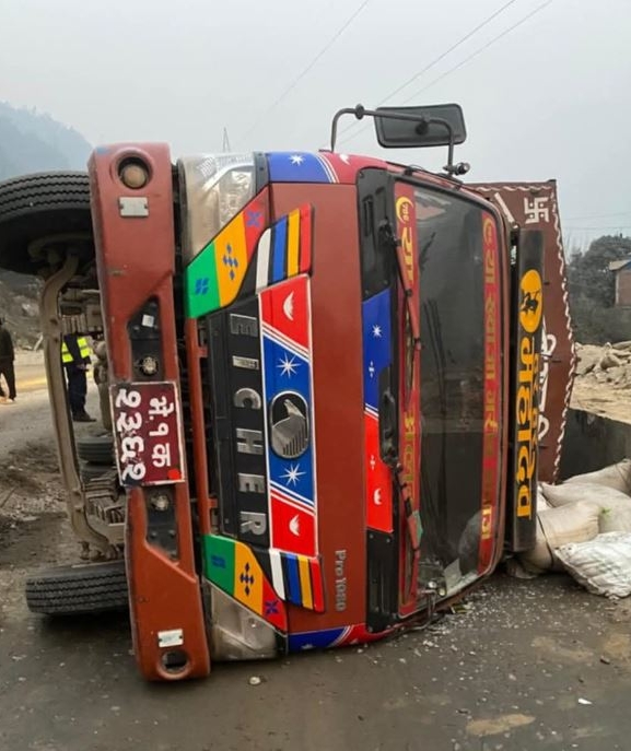 मिनीट्रक दुर्घटना हुँदा १९ वटा चौपाया मरे