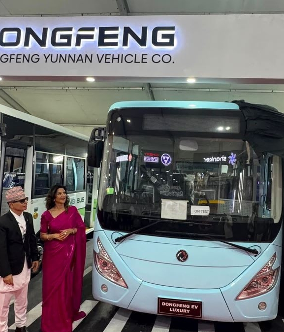 डोङफेङका दुई बस सार्वजनिक