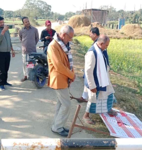 होर्डिङ बोर्ड तोडफोड